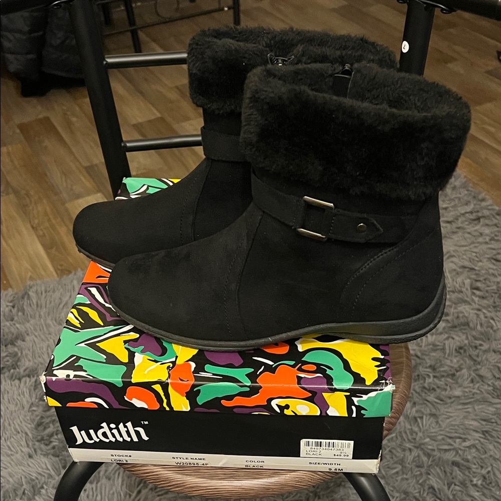 Black Women's Winter Boots with Faux Fur Cuff